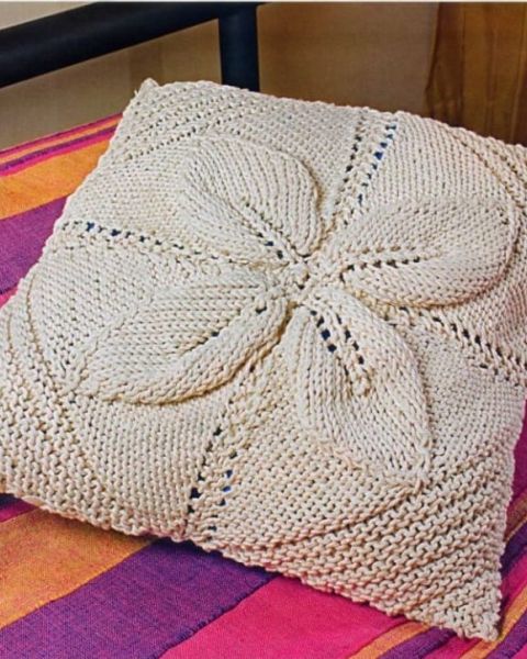 Square-Shaped Leaf-Pattern Knit Pillow