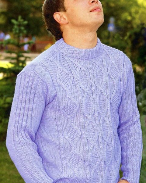 Men's Pullover in Textured Pattern with Cables