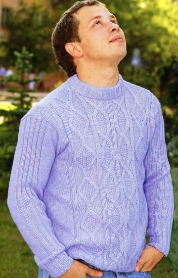Men's Pullover in Textured Pattern with Cables