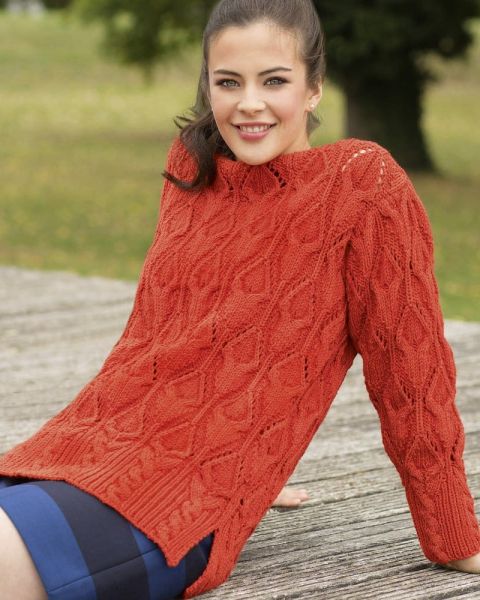 Pullover in Lace Pattern with Cables