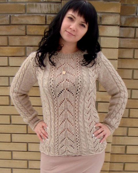 Pullover in Lace Pattern with Cables