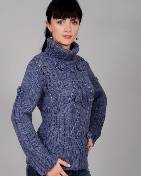 Sweater with Voluminous Flowers